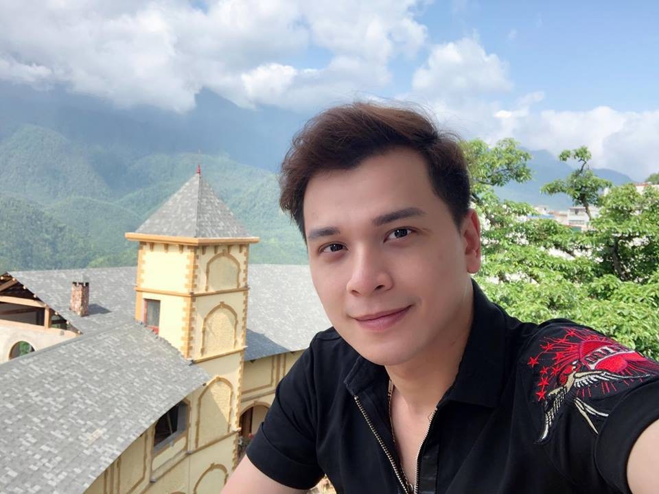 MC Danh Tùng: “Tôi đã thèm khát có một gia đình với những đứa con ngoan" - 2 Danh Tùng thú nhận mỗi ngày anh chỉ sống chỉn chu được đúng 2 tiếng đó là khi đứng trước ống kính máy quay.