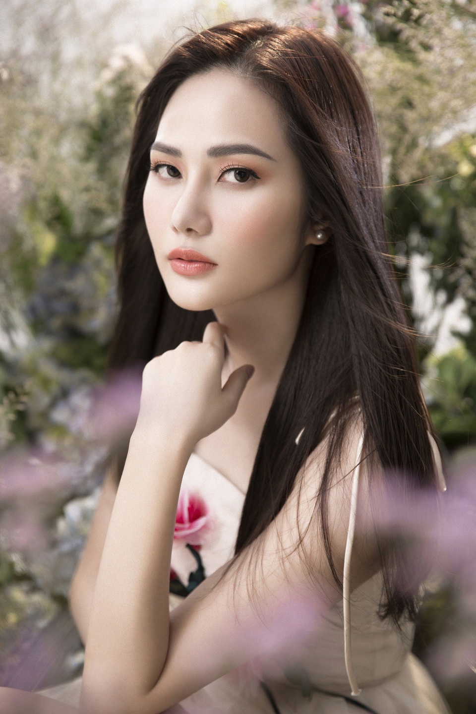 Hoa hậu Du lịch Toàn cầu Diệu Linh “lẳng lơ” kéo váy khoe chân sexy - 1 Sau khi trở về từ Thái Lan cùng danh hiệu Hoa hậu Du lịch Toàn cầu 2018, Nguyễn Diệu Linh đã có những hoạt động sôi nổi hơn trong làng giải trí. Cùng với ekip của mình Diệu Linh liên tục thực hiện và cho ra nhiều bộ ảnh thời trang.