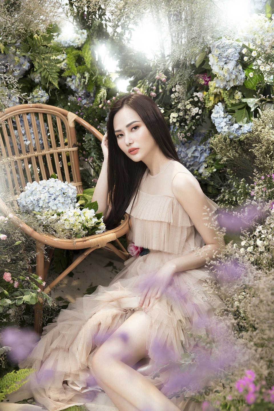 Hoa hậu Du lịch Toàn cầu Diệu Linh “lẳng lơ” kéo váy khoe chân sexy - 9 Những chiếc váy màu trắng và hồng nhạt được điểm tô bởi những bông hồng e ấp giúp Diệu Linh trông nữ tính hơn.