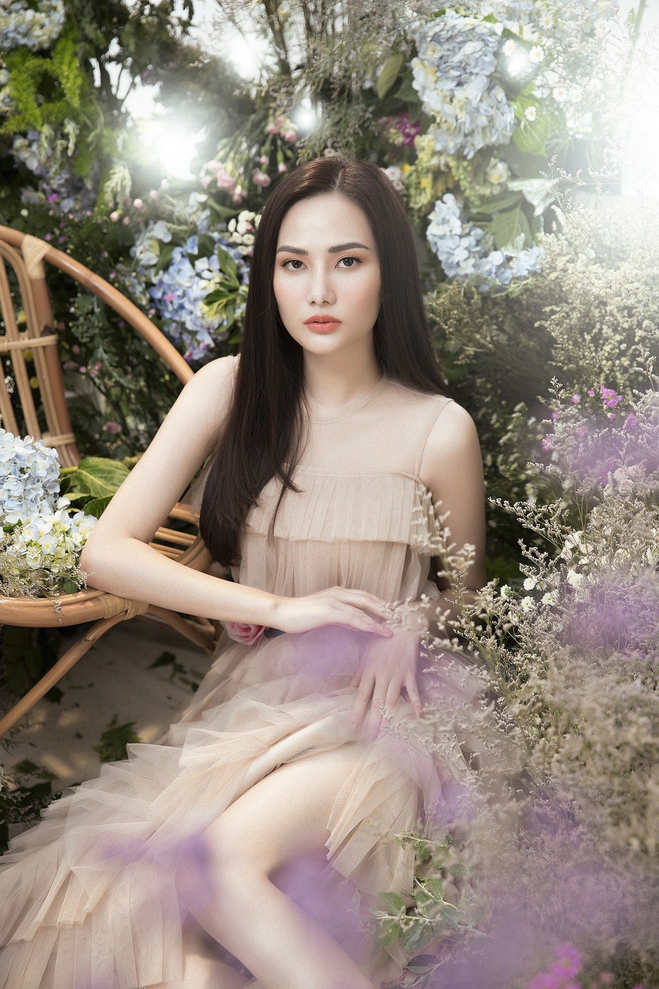 Hoa hậu Du lịch Toàn cầu Diệu Linh “lẳng lơ” kéo váy khoe chân sexy - 8 Hoa hậu Du lịch Toàn cầu Diệu Linh “lẳng lơ” kéo váy khoe chân sexy - 8