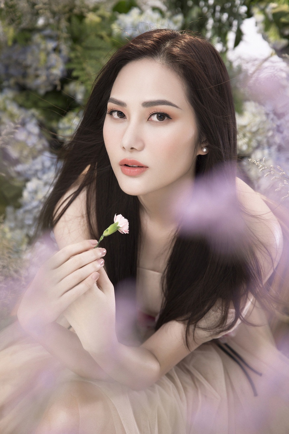Hoa hậu Du lịch Toàn cầu Diệu Linh “lẳng lơ” kéo váy khoe chân sexy - 4 Trong những bộ váy nhẹ nhàng, Diệu Linh trở nên dịu dàng và thanh thoát.