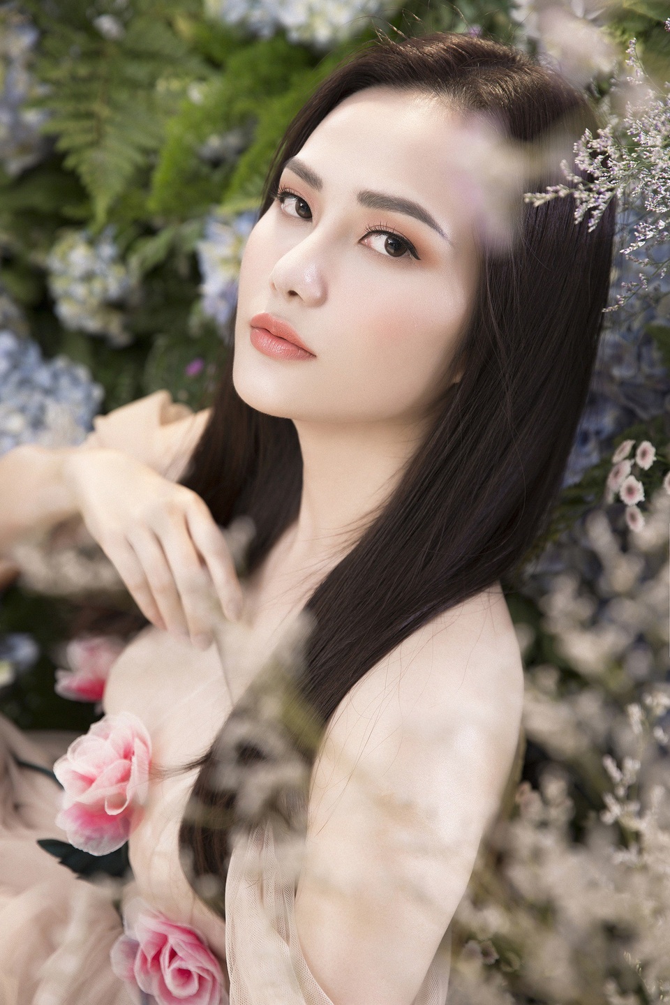 Hoa hậu Du lịch Toàn cầu Diệu Linh “lẳng lơ” kéo váy khoe chân sexy - 10 Hoa hậu Du lịch Toàn cầu 2018 đã biết tận dụng những góc mặt đẹp của mình nhờ kinh nghiệm thu lượm được qua nhiều năm.