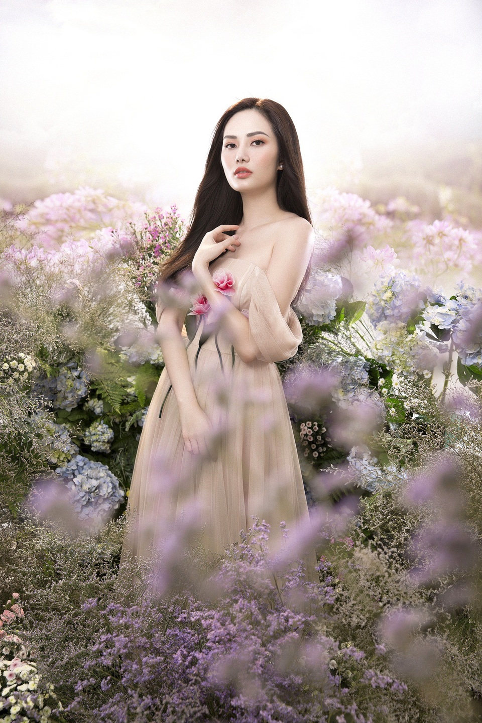 Hoa hậu Du lịch Toàn cầu Diệu Linh “lẳng lơ” kéo váy khoe chân sexy - 5 Diệu Linh gợi cảm với váy áo lả lơi như sắp rơi...