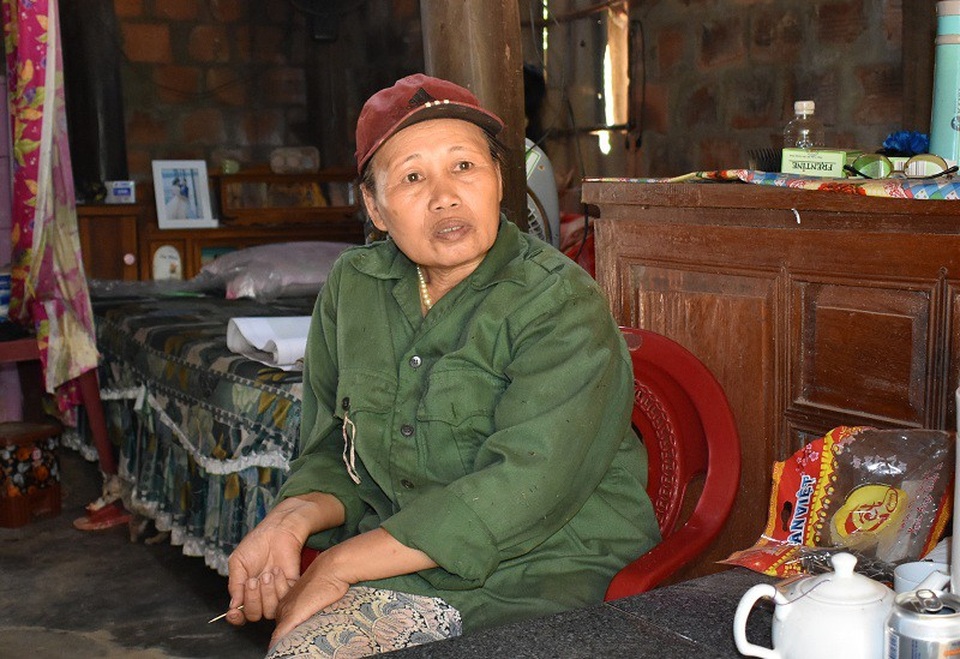Nghị lực và ước mơ của cô gái khuyết tật - 3 Hằng luôn mong muốn có thể dùng chút sức lực nhỏ bé của mình để kiếm tiền, giúp đỡ cho mẹ của mình