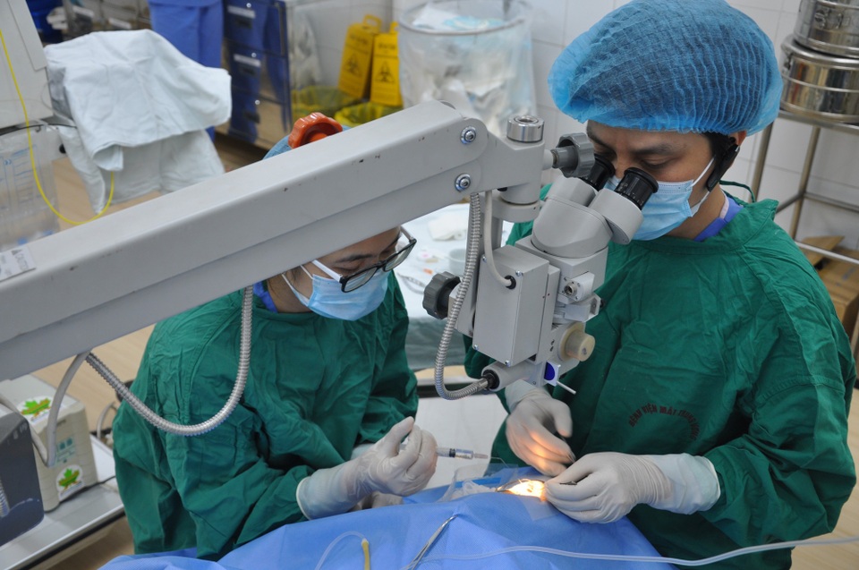 Hai em bé tìm lại ánh sáng nhờ giác mạc hiến tặng của bé Vân Nhi - 1 Bé trai 6 tuổi đã được ghép giác mạc thành công, bệnh nhân có phản ứng tích cực sau ghép. Ảnh: BS cung cấp.