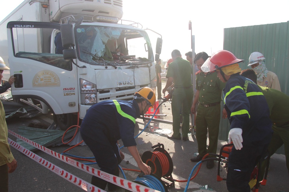 Xe tải hất văng 50 m rào chắn công trình, tài xế tử vong - 2
Nhiều thanh thép của rào chắn công trình đâm thủng xe tải, tài xế tử vong tại chỗ