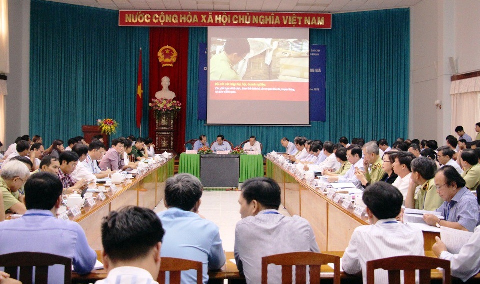 Doanh nghiệp sản xuất phân thuốc giả tung chiêu “vỏ ngoại, ruột nội”... hại nông dân - 1 Ngày 6/7, tại An Giang, đã diễn ra Hội nghị về công tác phòng chống buôn lậu, hàng giả ở lĩnh vực phân bón, thuốc bảo vệ thực vật.