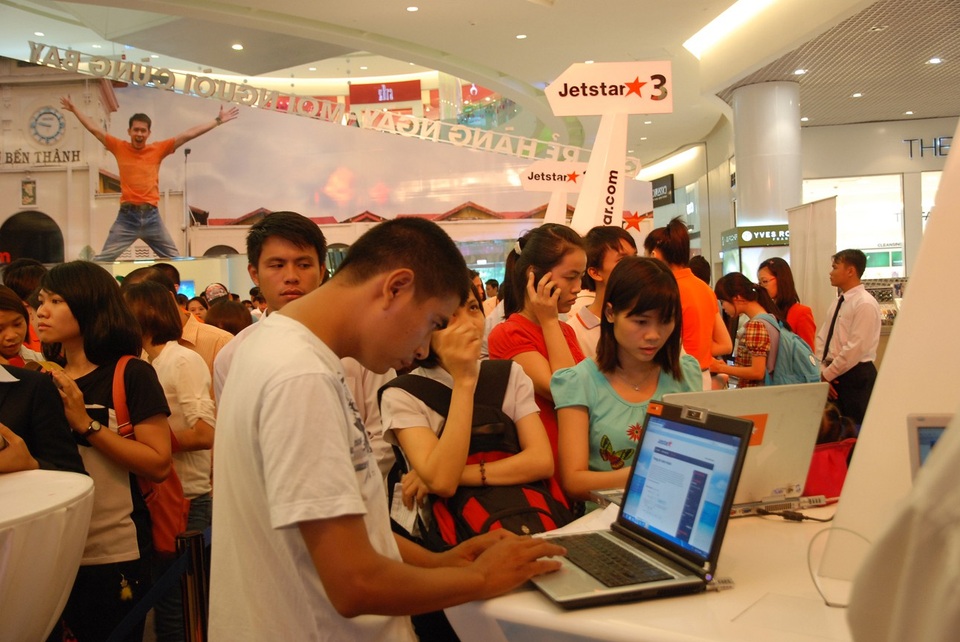 Khách đi máy bay làm thủ tục check-in trực tuyến tăng trưởng nhanh - 2 Hành khách thích ứng cao với công nghệ mới
