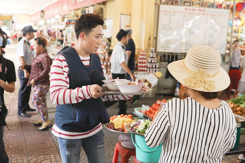 Trấn Thành - Hari đã đầu tư luôn cặp micro để rao bán hàng và cùng tài ăn nói duyên dáng, hài hước nhanh chóng đông khách áp đảo đội còn lại.