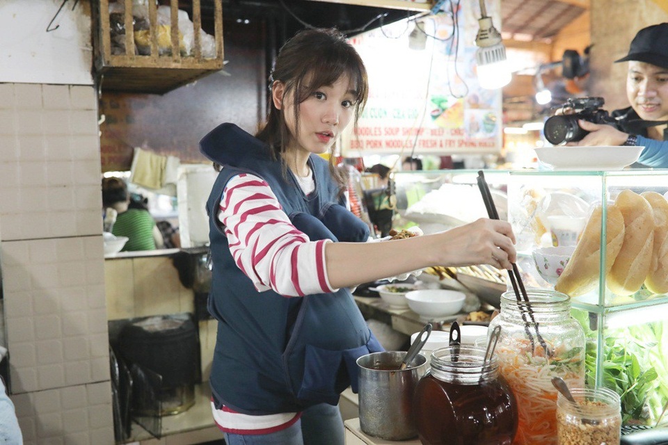 Trấn Thành đi tìm khách vật vã thì Hari Won cũng vùi đầu trong gian hàng để làm bún, vất vả đến mướt mồ hôi mà vẫn làm không ngớt tay. Hari Won khẳng định bà bầu bán quán ăn thật sự mệt, quá mệt.