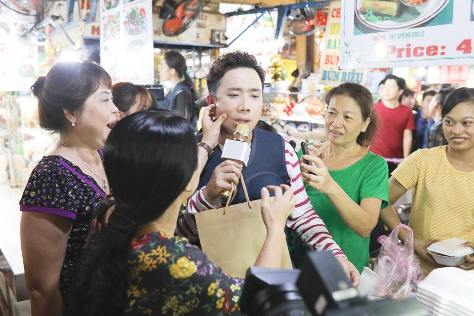 Nam diễn viên bơ phờ vì bị khách hàng quá thân thiết