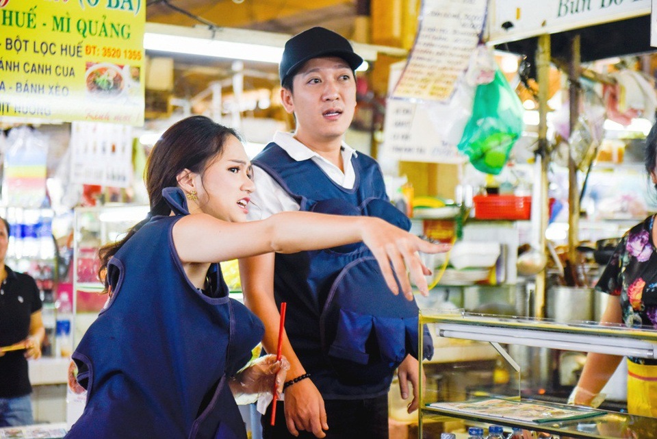 Hương Giang thì rất vui khi được mọi người khen xinh: Ôi sao ở ngoài đẹp quá, và khi được mọi người chê bán mắc cô còn đanh đá vui vẻ chọc lại: Hoa hậu bưng muốn rã tay khiến ai cũng bật cười.