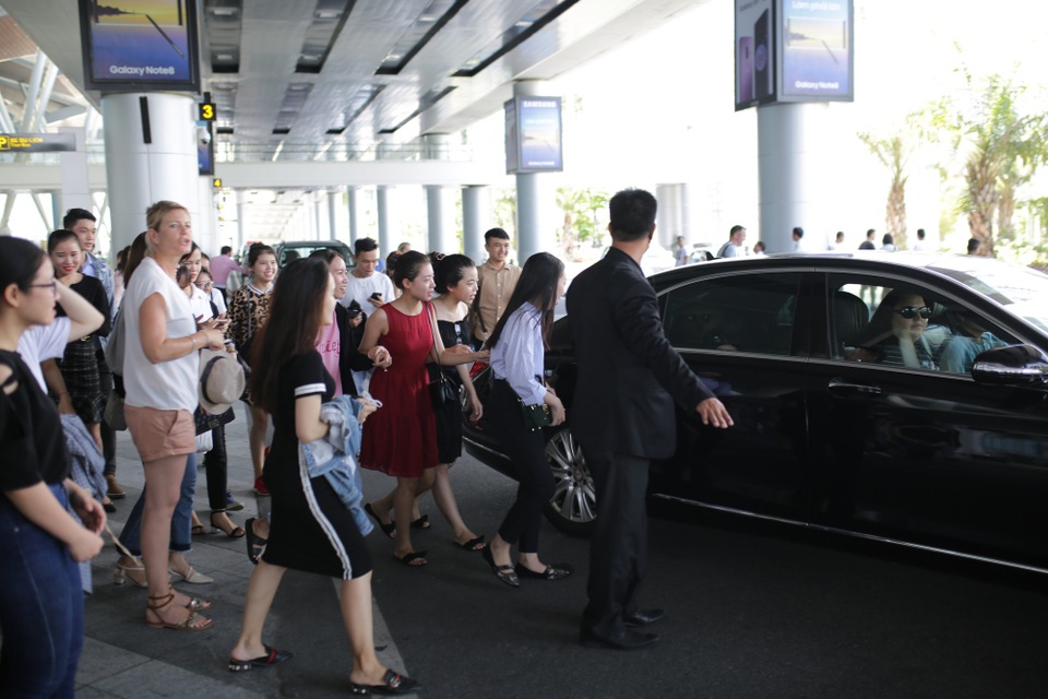 Nicole Scherzinger né tránh fan Việt khi đến Việt Nam - 7 Fan Việt tiếc nuối vì không được giao lưu với thần tượng.