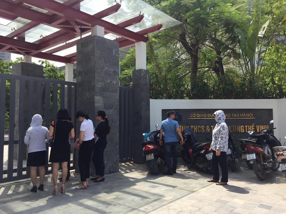 Phụ huynh kí đơn tập thể: Trường Lương Thế Vinh vẫn không trả phí tuyển sinh - 2 Phụ huynh tụ tập ở cổng Trường Lương Thế Vinh (Hà Nội) trong sáng 6/7 để xin trả lại tiền phí khi rút hồ sơ tuyển sinh. (Ảnh: T. M).