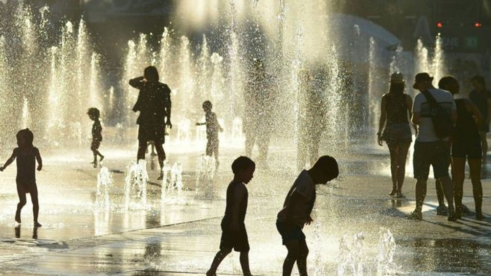 Nắng nóng kỷ lục nâng số người tử vong ở Canada lên 33 - 1 Trẻ em Montreal vui đùa trong làn nước chống lại cái nóng kỷ lục. (Ảnh: AFP)