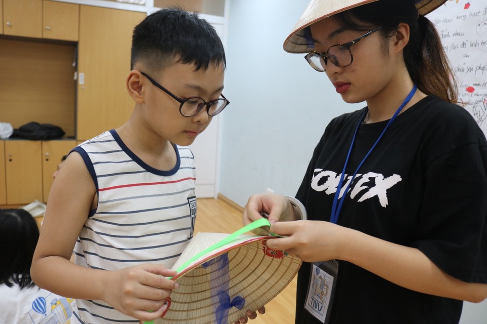 Mê tít trại hè “Chong chóng tre” của học sinh Hà Nội - 11
Trại viên nhí thoả sức trang trí chiếc nón lá truyền thống trở nên sinh động đầy ngẫu hứng.
