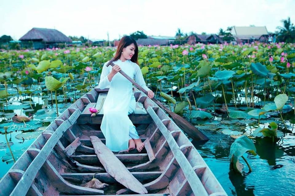 Giới trẻ phát sốt với đầm sen đẹp ngỡ ngàng giữa lòng Sài Gòn - 4 Giới trẻ phát sốt với đầm sen đẹp ngỡ ngàng giữa lòng Sài Gòn - 4