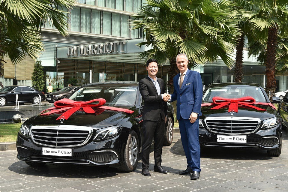 E-Class tiếp tục đồng hành cùng khách sạn hàng đầu Việt Nam - 3 Đại diện Đại lý ủy quyền An Du và đại diện khách sạn JW Marriot Hà Nội tại buổi lễ bàn giao xe