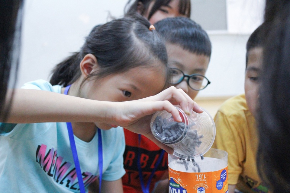 Mê tít trại hè “Chong chóng tre” của học sinh Hà Nội - 4
Những tiết học thực hành phản ứng hoá học, luôn thu hút sự tập trung cao độ của các bạn nhí.