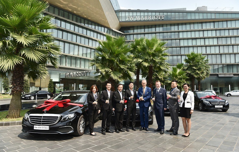 E-Class tiếp tục đồng hành cùng khách sạn hàng đầu Việt Nam - 4 Mercedes-Benz Việt Nam cùng Đại lý ủy quyền An Du đã chính thức bàn giao xe E 200 thế hệ mới cho khách sạn JW Marriot Hà Nội