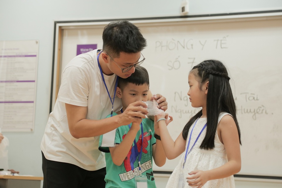 Mê tít trại hè “Chong chóng tre” của học sinh Hà Nội - 7
Các tình nguyện viên hướng dẫn tỉ mỉ cho trại viên nhí cách chăm sóc sức khoẻ cá nhân, băng bó vết thương và bảo vệ mình là những tình huống nguy hiểm.