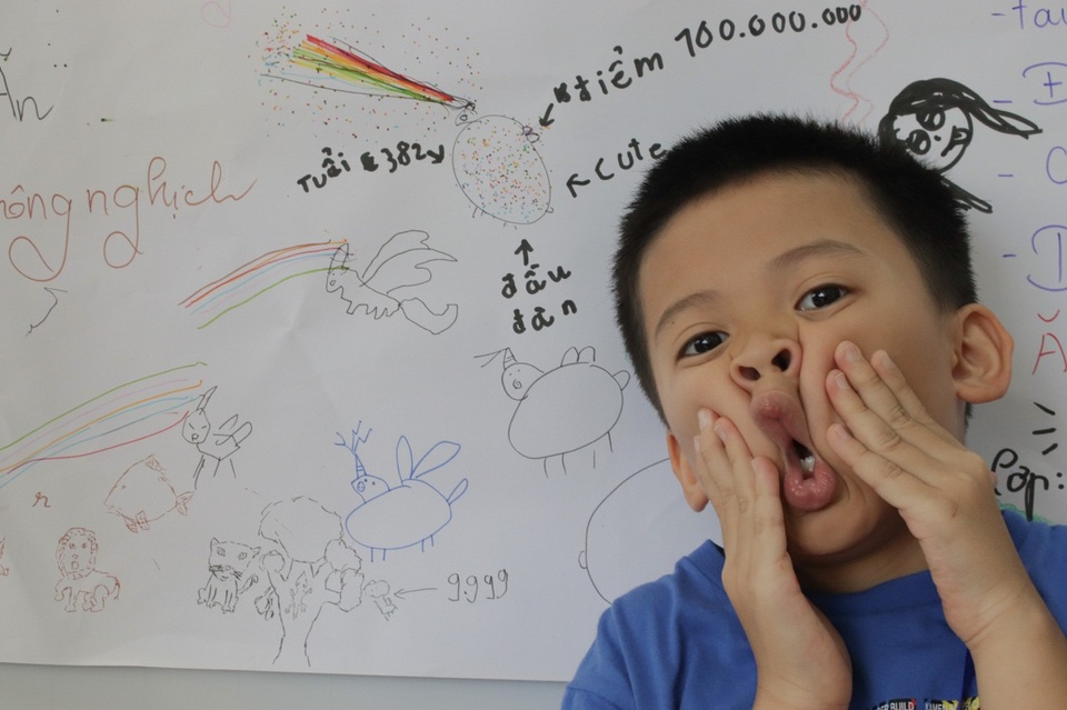 Mê tít trại hè “Chong chóng tre” của học sinh Hà Nội - 8
Trại viên nhỏ tuổi nhắng nhít tạo dáng trước bức vẽ của mình và các bạn.