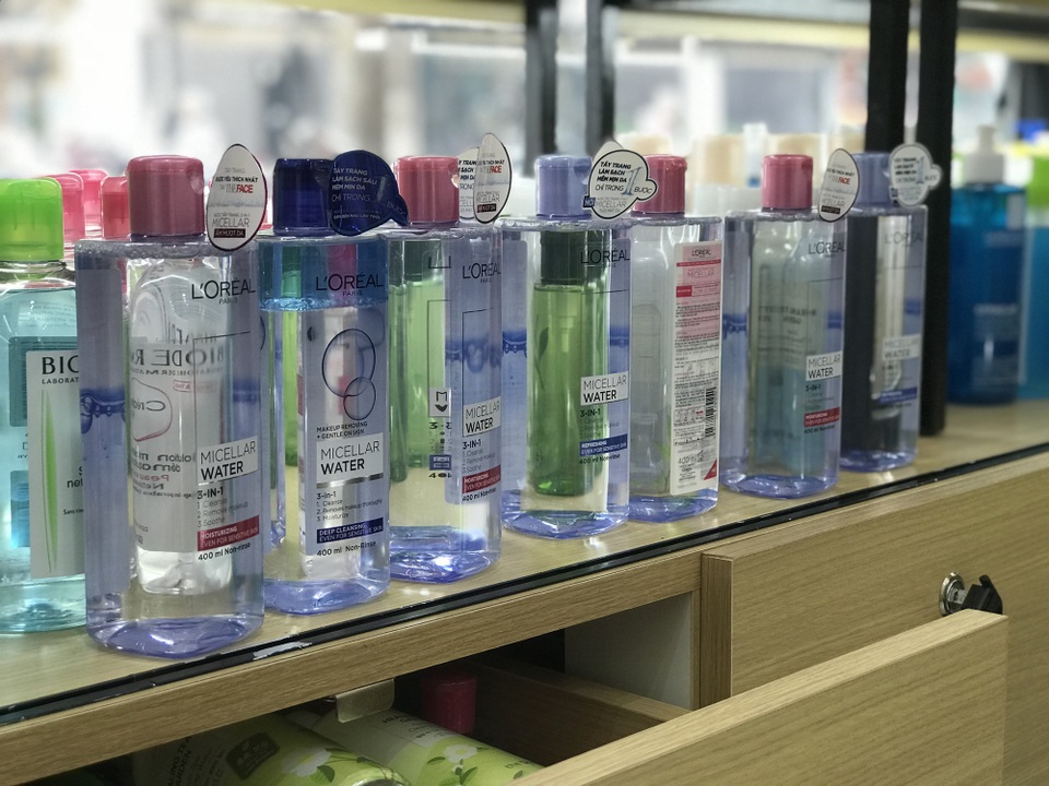 Thanh kiểm tra hàng giả: "Áp lực" từ những cuộc điện thoại - 3
8 chai nước tẩy trang nhãn L’oreal loại 400 ml/chai có dấu hiệu giả mạo nhãn hiệu hàng hóa đang được bảo hộ tại Việt Nam.