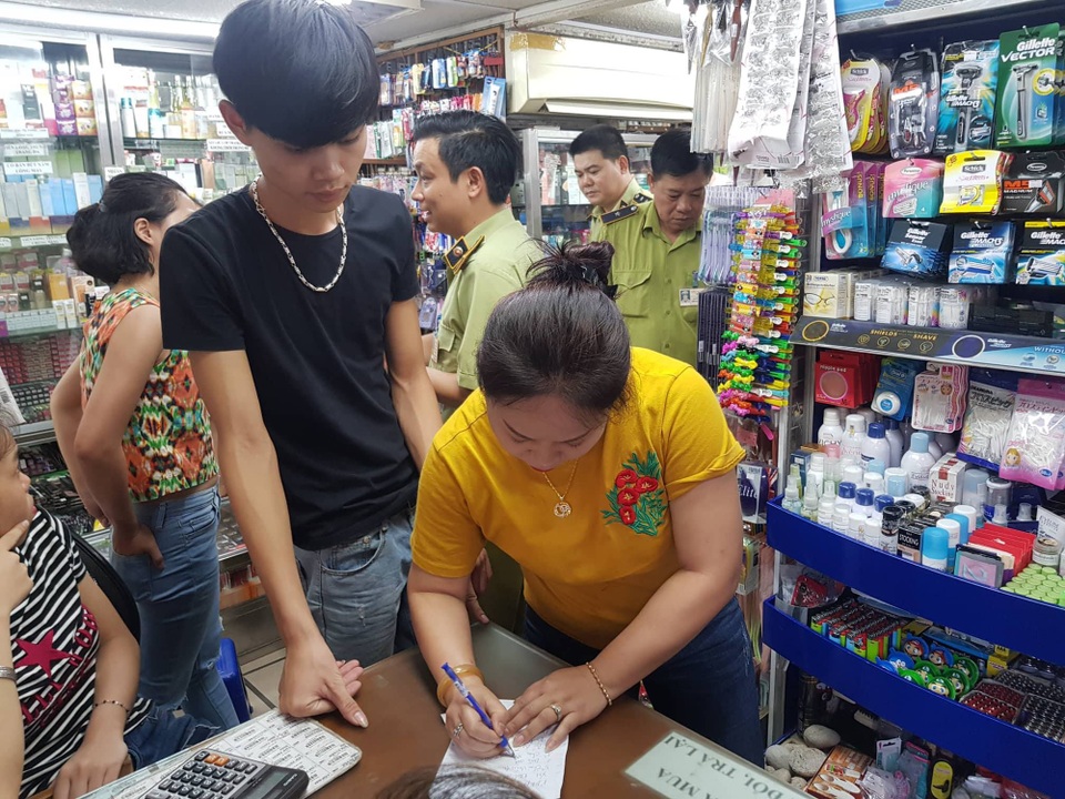Hà Nội: Xử lý hơn 5.000 vụ, phạt hàng chục tỷ đồng, hàng giả vẫn ngập tràn - 2 Đoàn kiểm tra đang làm việc phía trong cửa hàng