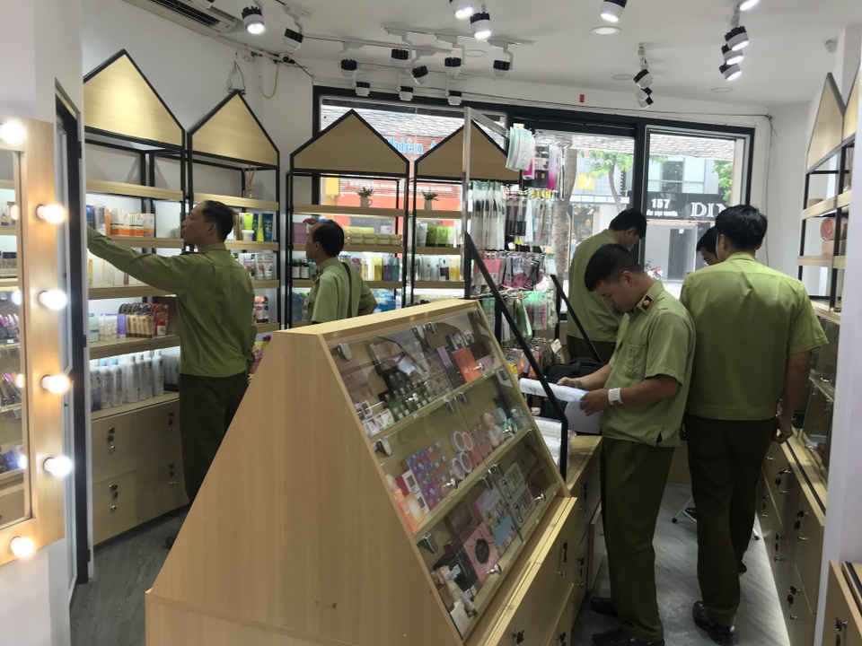 Hà Nội: Xử lý hơn 5.000 vụ, phạt hàng chục tỷ đồng, hàng giả vẫn ngập tràn - 1 Đoàn kiểm tra đang kiểm tra từng mã sản phẩm