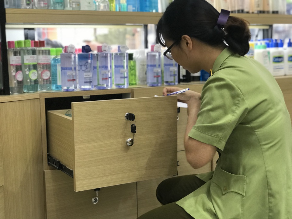 Thanh kiểm tra hàng giả: "Áp lực" từ những cuộc điện thoại - 1 Cán bộ QLTT kiểm kê hàng hoá