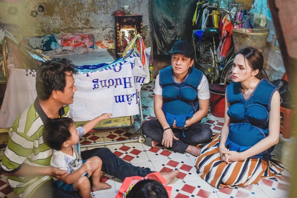 Trường Giang - Hương Giang cũng rất xúc động khi quay lại và giúp đỡ gia đình khó khăn. Cả hai tặng những món quà thiết thực và hỗ trợ tiền để mẹ bầu có chi phí sinh đẻ trong thời gian sắp tới. Hương Giang cảm nhận, mặc dù gia đình rất nghèo nhưng họ không từ bỏ đứa con là một điều lớn lao nhất mà cô nhìn thấy, rất đáng khâm phục.