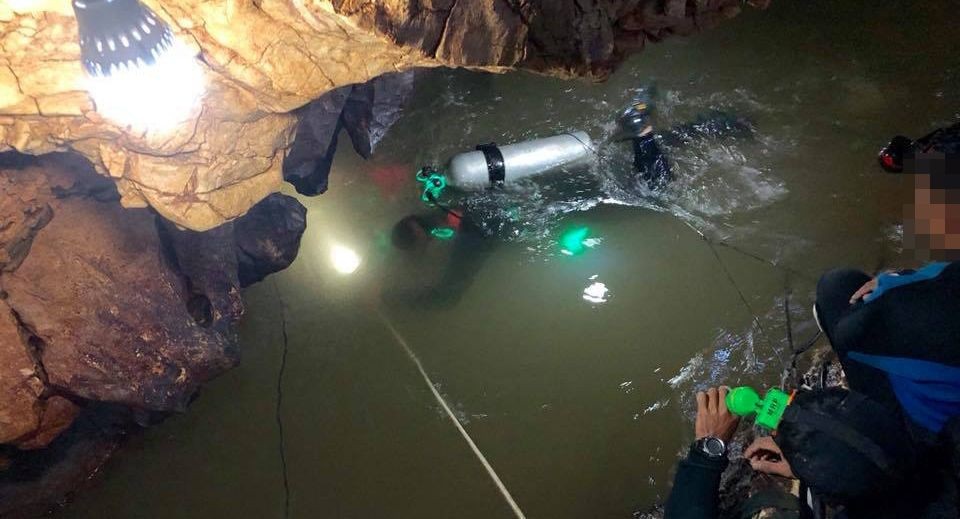 Thái Lan bắt đầu chiến dịch đưa đội bóng bị mắc kẹt ra khỏi hang - 10 Thái Lan bắt đầu chiến dịch đưa đội bóng bị mắc kẹt ra khỏi hang - 10