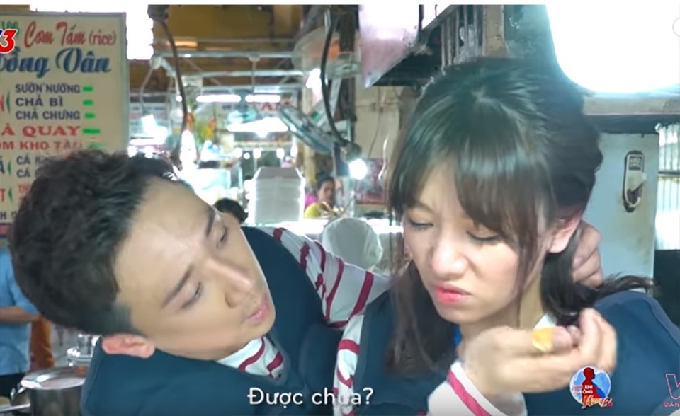 Không chỉ dùng lời nói, nam danh hài lau mồ hôi, ôm hôn vợ và dành nhiều lời để động viên vợ mình cố gắng để vượt qua thử thách.