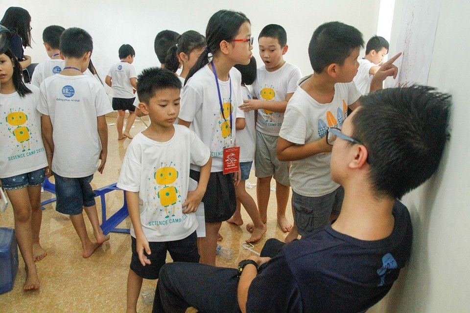 Theo chân các em nhỏ thử làm thám tử ở trại hè khoa học - 3 Quan sát thật kĩ hiện trường, tìm kiếm các manh mối để lại