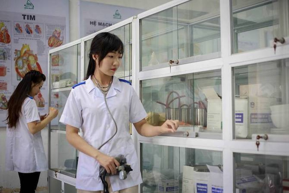 Năm học 2018-2019: Trường Cao đẳng Y - Dược ASEAN miễn 100% học phí cho nhiều đối tượng thí sinh - 3
Sinh viên Dược thực hành tại nhà thuốc.