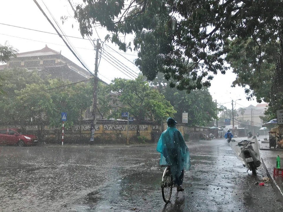 Người dân Huế sung sướng đón trận mưa giải nhiệt - 1 
Huế đã gánh chịu đợt nắng nóng với nhiệt độ tăng cao từ 38 đến 40 độ C trong gần một tuần qua khiến cho nhiều người bức bối, mệt mỏi. Cơn mưa chiều 7/7 đã thỏa mãn cơn khát mưa của người dân nơi đây.