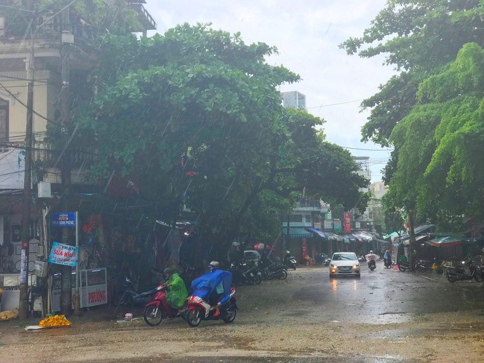 Người dân Huế sung sướng đón trận mưa giải nhiệt - 2 Cơn mưa ập xuống xua tan cái nóng oi bức, khó chịu trong những ngày vừa qua