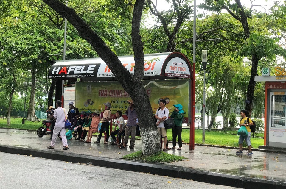 Người dân Huế sung sướng đón trận mưa giải nhiệt - 3 Cơn mưa tuy không to nhưng đã dập tan cơn nắng nóng kéo dài, khiến cho người dân cảm thấy dễ chịu, sảng khoái hơn rất nhiều.