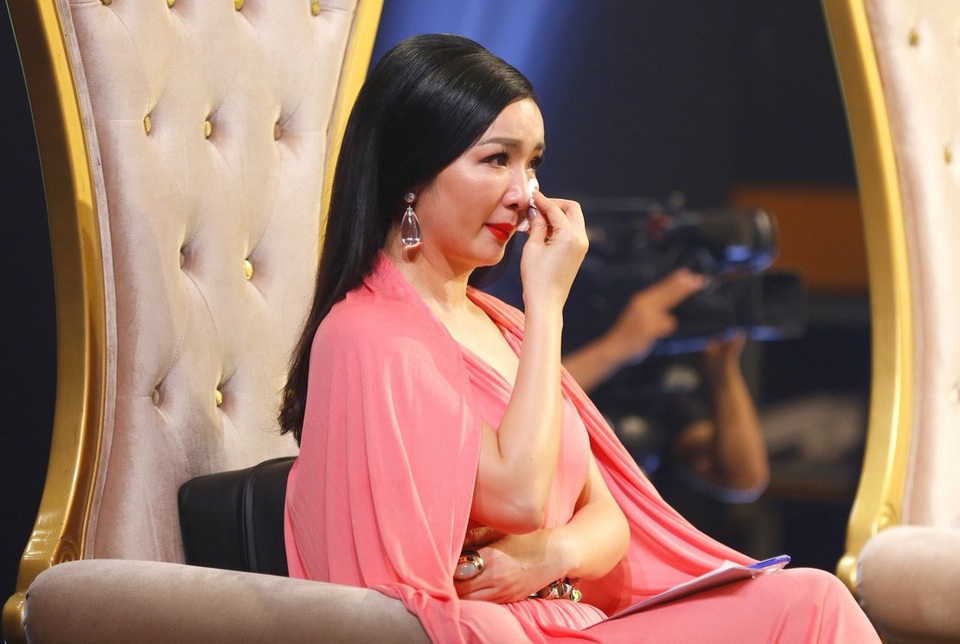 Giám khảo Giáng My xúc động: “Giáng My xin phép ngồi đây như một người nghệ sĩ đàn em ngồi xem cảm nhận những hỉ nộ ái ố của các nghệ sĩ đi trước đã trải qua. Những vở diễn trước của anh chị thì cười đến “bể bụng” với sự duyên dáng và giọng ca tuyệt vời thì đến đêm thi này anh chị đã thể hiện được đẳng cấp của nghệ sĩ chuyên nghiệp với chiều sâu nội tâm. Khi các nghệ sĩ lão thành bước ra và chỉ vài phút thôi nhưng những biểu cảm của mỗi người đã thể hiện được tất cả những điều nội dung của câu chuyện muốn diễn tả, những hỉ nộ ái ố của 1 đời của các nghệ sĩ phải trải qua. Câu chuyện kết thúc khiến tất cả mọi người hạnh phúc hơn, đó là thông điệp rất cần cho 1 vở diễn”.