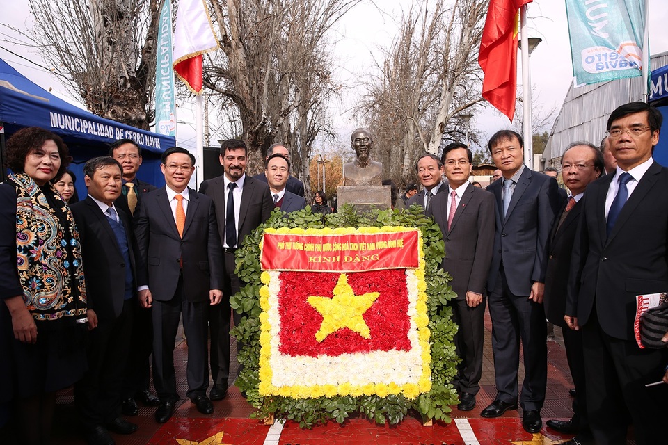 Phó Thủ tướng Vương Đình Huệ dâng hoa tại công viên Hồ Chí Minh ở Cerro Navio, Chile. Phó Thủ tướng Vương Đình Huệ trân trọng cảm ơn nhân dân Chile đã luôn gìn giữ công viên Hồ Chí Minh như một biểu tượng cho tình đoàn kết, hữu nghị đặc biệt giữa nhân dân hai nước.