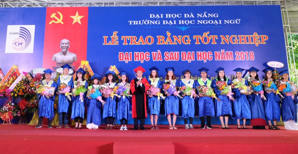 Ấn tượng tiết mục văn nghệ đúng “chất” SV ngoại ngữ trong lễ tốt nghiệp - 1 Lễ trao bằng tốt nghiệp đại học và sau đại học của ĐH Ngoại ngữ Đà Nẵng vừa diễn ra ngày 7/7