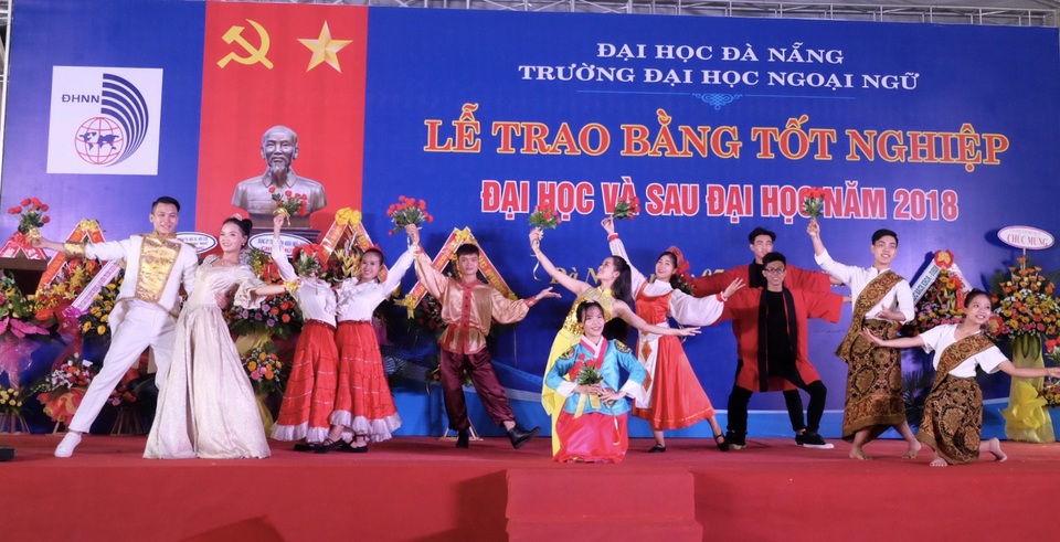 Ấn tượng tiết mục văn nghệ đúng “chất” SV ngoại ngữ trong lễ tốt nghiệp - 2 Tiết mục văn nghệ đúng chất SV ngoại ngữ trong lễ tốt nghiệp