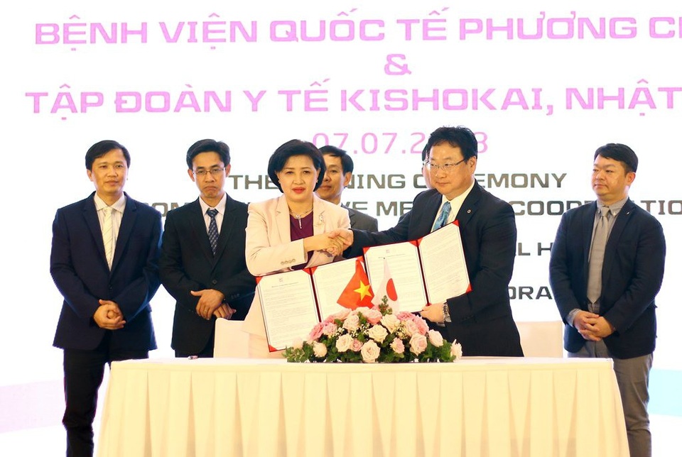 Tin vui cho người hiếm muộn ĐBSCL - 1 Bác sĩ Nguyễn Thị Ngọc Hồ - Giám đốc BV Phương Châu và ông Mamoru Yamasita, Tổng giám đốc Tập đoàn Y tế Kishokai tại buổi lễ ký kết