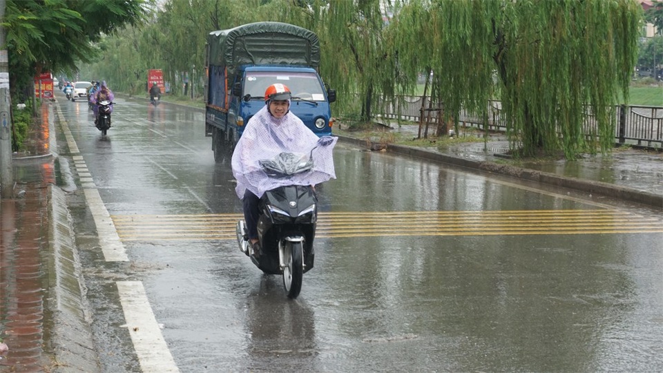 Trận mưa vàng hạ nhiệt "chảo lửa" Hà Nội - 3
Trận mưa được người dân mong chờ bao ngày nay.