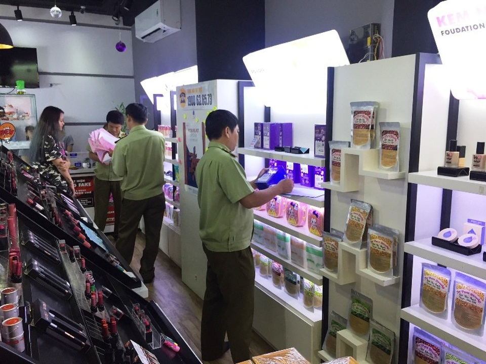 Lật tẩy chiêu gắn “mác” Hàn Quốc tại nhiều cửa hàng mỹ phẩm - 7 Quản lý thị trường kiểm tra tại cửa hàng kinh doanh mỹ phẩm tên Koala trên đường Trần Nhân Tôn (quận 10). Tại đây có gần 600 đơn vị sản phẩm không có hóa đơn chứng từ.
