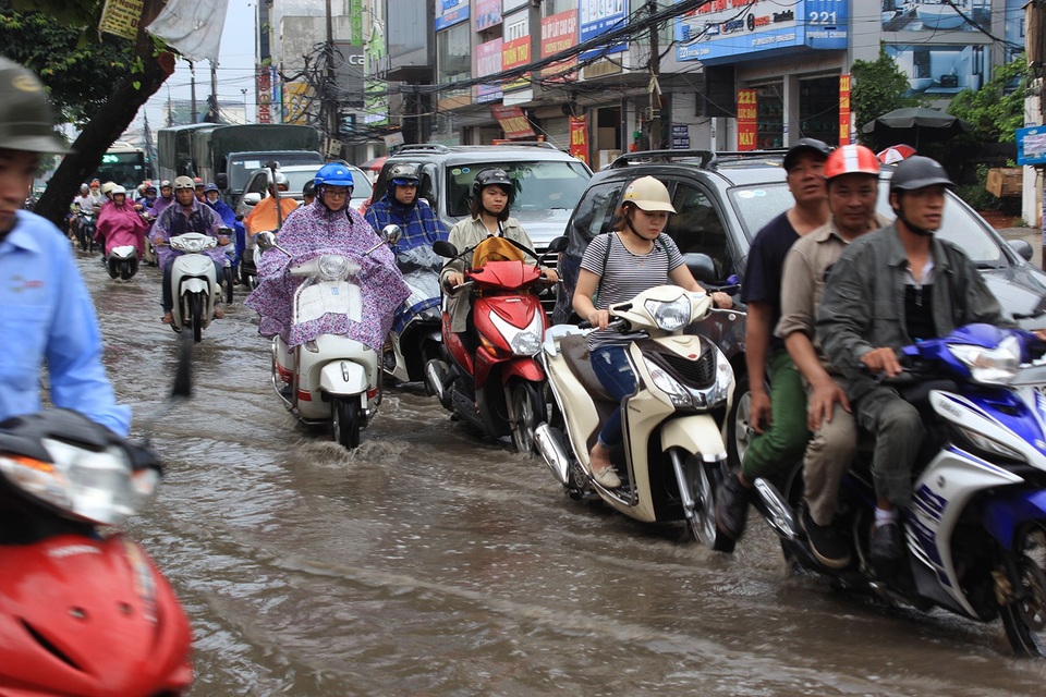Trận mưa vàng hạ nhiệt "chảo lửa" Hà Nội - 4 Trận mưa vàng hạ nhiệt "chảo lửa" Hà Nội - 4