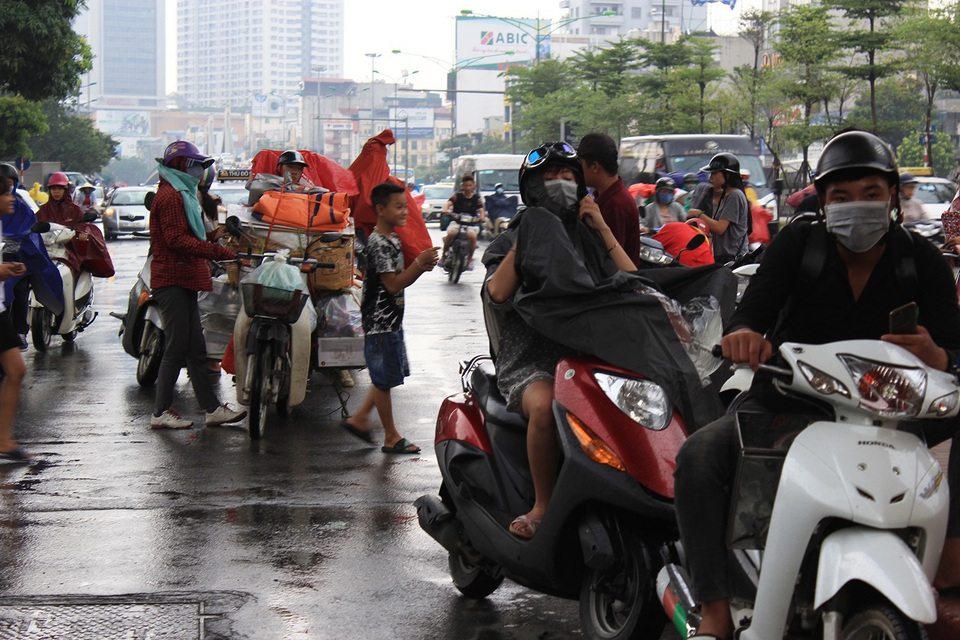 Trận mưa vàng hạ nhiệt "chảo lửa" Hà Nội - 11 Trận mưa vàng hạ nhiệt "chảo lửa" Hà Nội - 11
