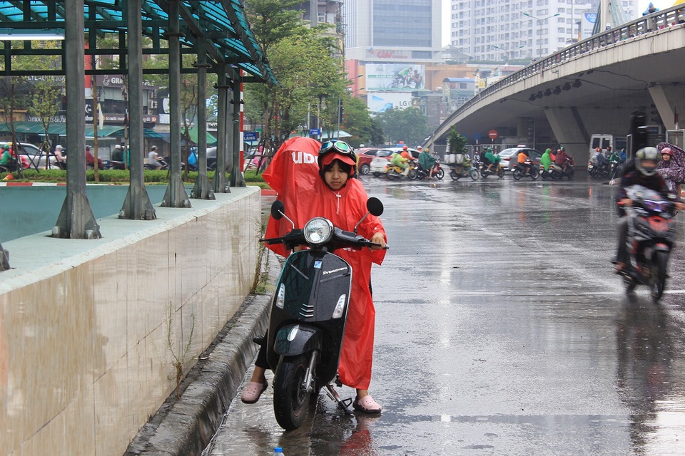 Trận mưa vàng hạ nhiệt "chảo lửa" Hà Nội - 12 Trận mưa vàng hạ nhiệt "chảo lửa" Hà Nội - 12