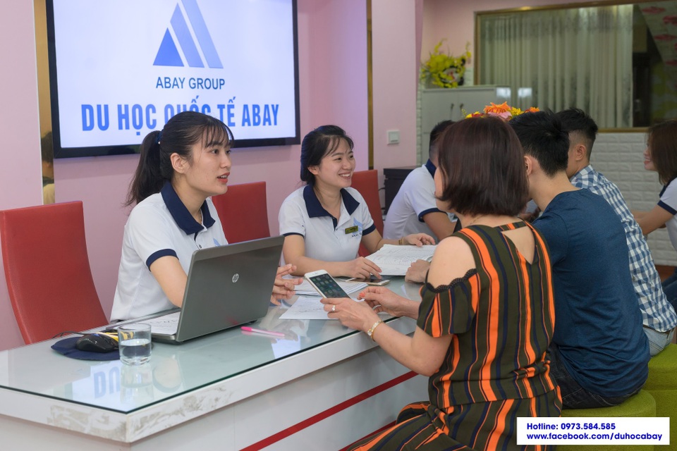 6 sai lầm tai hại của du học sinh khi đi du học Hàn Quốc - Nhật Bản - 4
Phụ huynh và du học sinh làm hồ sơ đi du học