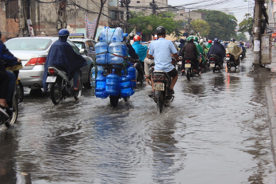 Trận mưa vàng hạ nhiệt "chảo lửa" Hà Nội - 7 Trận mưa vàng hạ nhiệt "chảo lửa" Hà Nội - 7